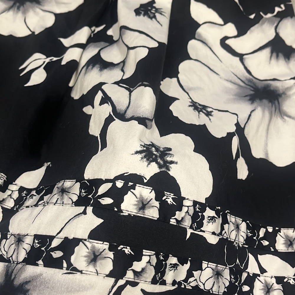 WHITE HOUSE BLACK MARKET FLORAL A-LINE PLEATED SKIRT BLACK WHITE SIZE 4 - Picture 6 of 11